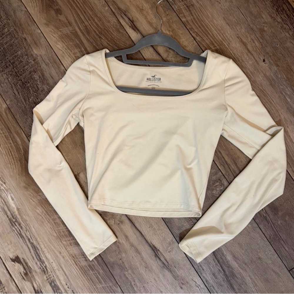 Hollister Cream Long Sleeve Crop Top